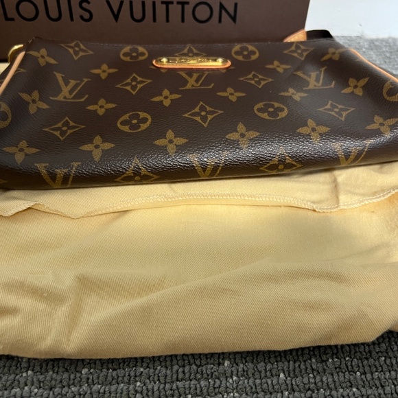 Louis Vuitton Monogram Pochette - Picture 4 of 5